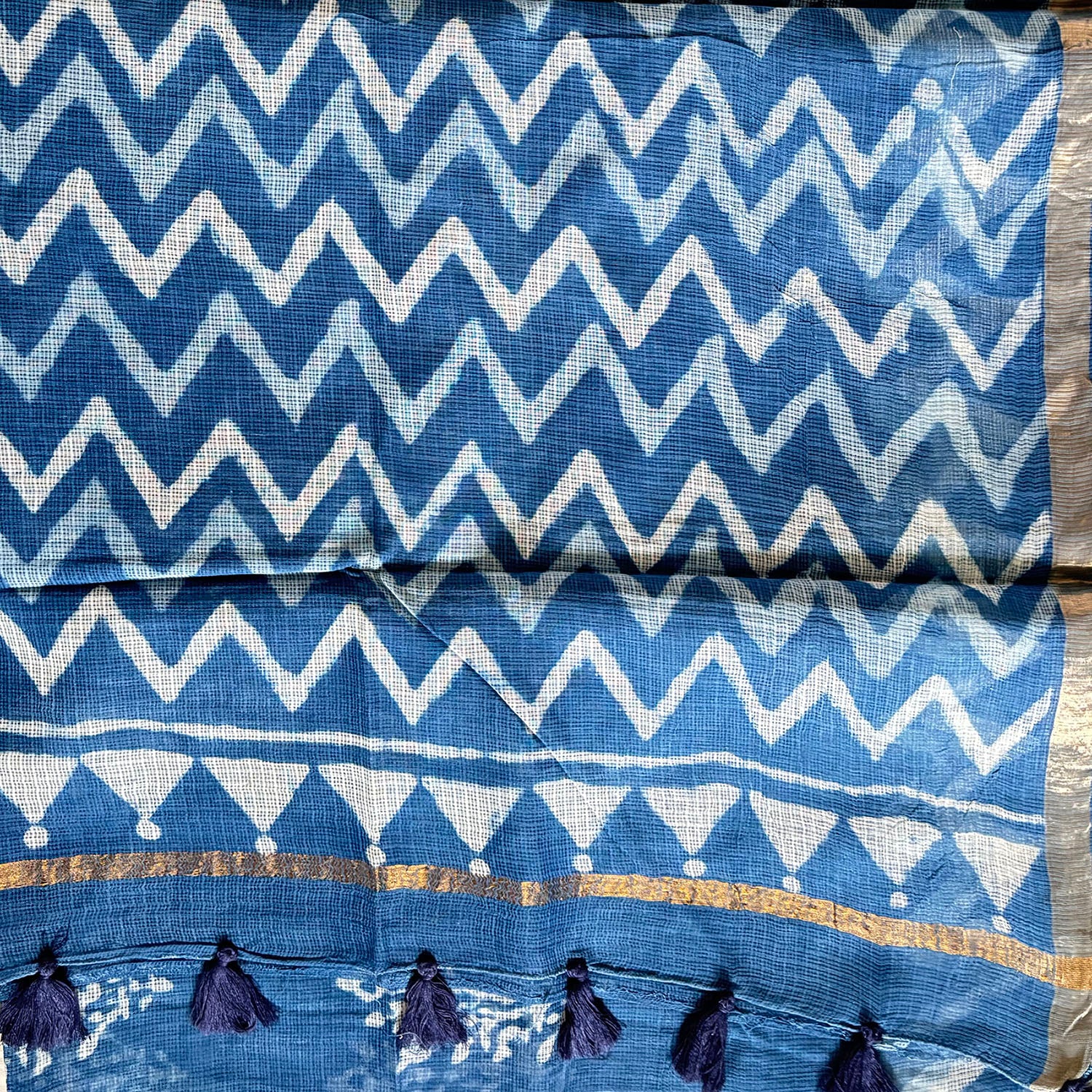 Pallu of the indigo kota cotton saree with zigzag pattern and tassles at the end.