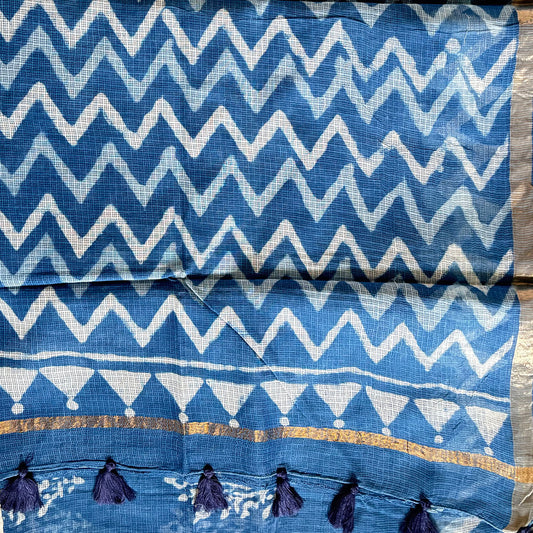 Pallu of the indigo kota cotton saree with zigzag pattern and tassles at the end.